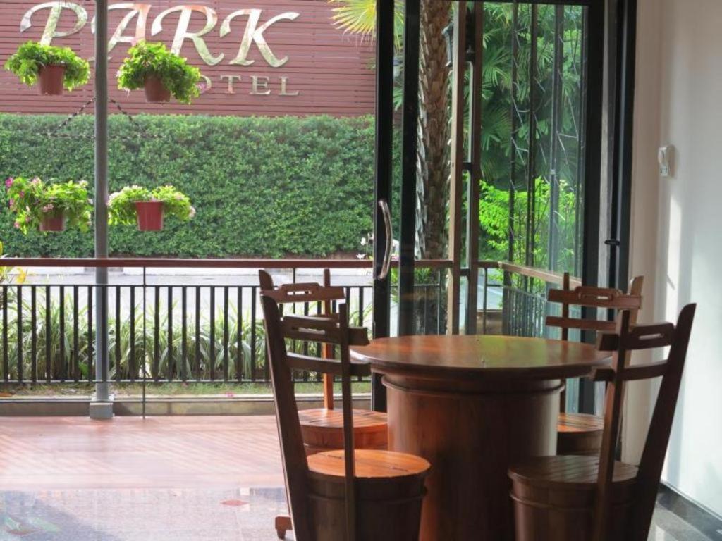 City Park Hotel Phatthalung Extérieur photo